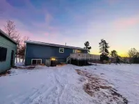 Cozy 5BR Mountain View Outdoor Hot Tubs & BBQ Hotels in Fairplay