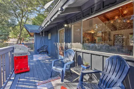 Modern and Unique Cabin with Deck by Lake Gregory! Отели в г. Крестлайн