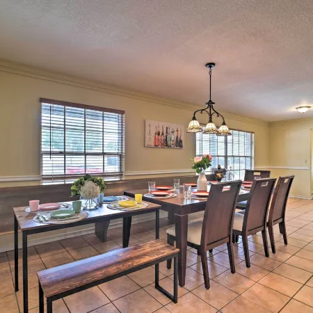 Grand Valrico Home w/ Deck, Fire Pit & Yard!