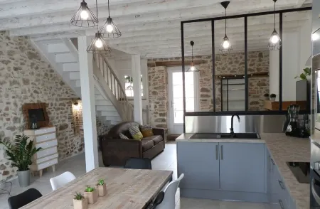 Gite for 6 to 8 people, all renovated with Jacuzzi, 20 minutes from puy du fou Отели в г. Молеон