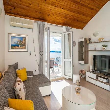 Indy's Beach Apartments -Two Bedroom Apartment with Balcony and Sea View