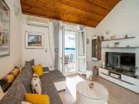 Indy's Beach Apartments -Two Bedroom Apartment with Balcony and Sea View - 3성급