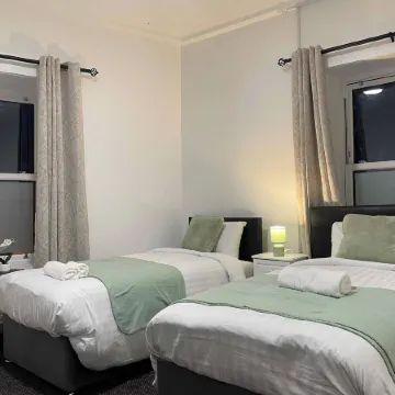 10 Bed Flat - Sleeps 20 - Pets - Parking - Wifi