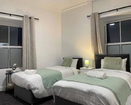 10 Bed Flat - Sleeps 20 - Pets - Parking - Wifi Hoteles en Condado de Offaly