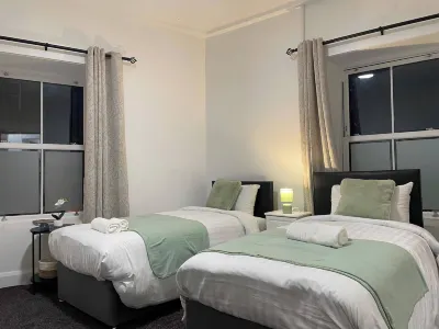 22 Guests - Edenderry Luxury Apartment Retreat فنادق في 