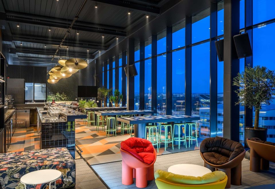 트라이브 부다페스트 스타디움의 모던한 내부