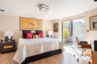 Luxurious Villa, Privacy, Serenity, Pool with Hot Tub, Extensive  Gardens, Views Maxwell Farms Regional Park附近的飯店