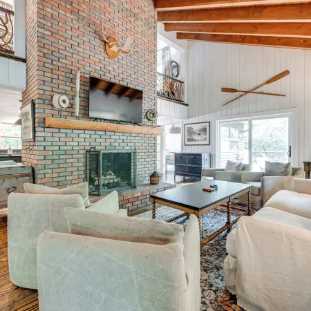 Chic Highlands Cabin Retreat w/ Deck + Office!