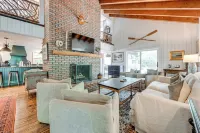 Chic Highlands Cabin Retreat w/ Deck + Office! - parking