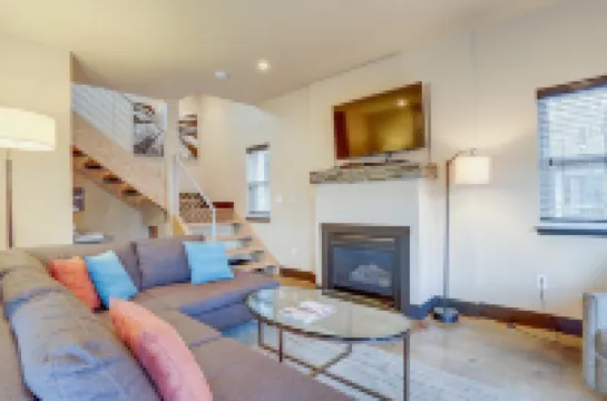 Urban Roundabout 2 Bedroom Home by Redawning