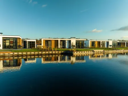 House with Three Bathrooms, on a Holiday Park Отели в г. Tienhoven