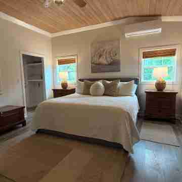 Ocean Views - Comfy Family Home Sleeps up to 10 - Hideaways Beach Club Rooms