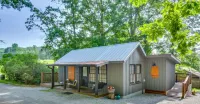 Luxury Cabin, King Bed, Hot Tub Minutes from Alpine Helen sits on 40 acres.