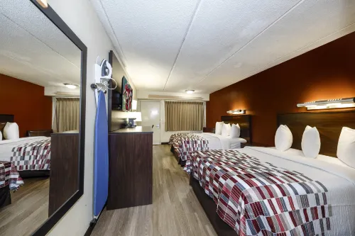 坦帕-布蘭登紅頂飯店