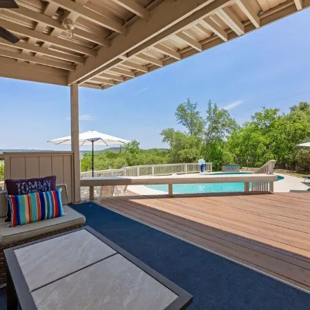 Lake Travis Oasis, Pool, Hot Tub, Lake Views, Near Marinas & Austin!