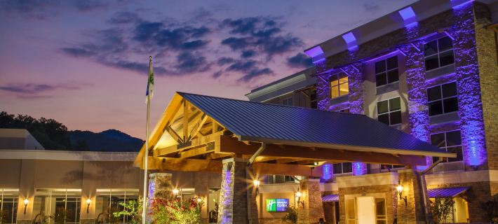 โรงแรม Holiday Inn Express Gatlinburg Downtown บาย IHG โรงแรมในแกทลินเบิร์ก