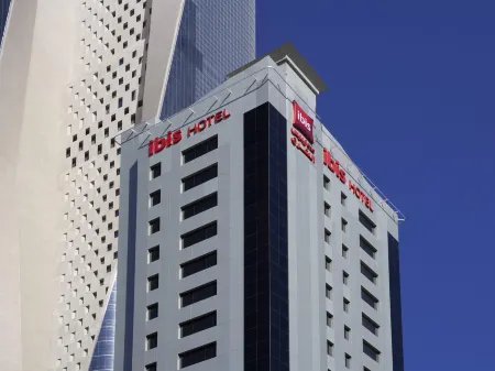 Ibis Sharq Отели рядом с достопримечательностью «Al Hamra Tower»
