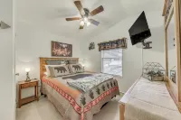 Peaceful Cloudcroft Vacation Rental Walk to Shops - Parkering