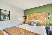 20 Mi to Glacier Natl Park Pet-Friendly Cabin - spa