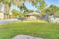 2 Mi to UF Campus: Modern Condo w/ Pool Access! - Condos