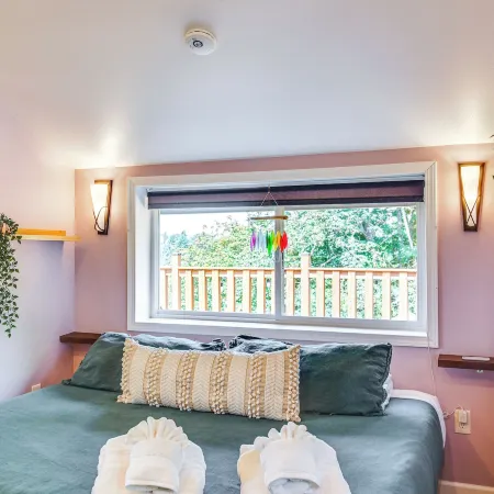 5 Mi to Dtwn Tacoma: Modern Studio Retreat
