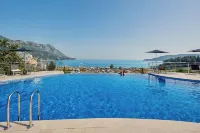 Skyline Resort - Pool