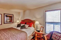 Bend Condo w/ Deck, Resort-Style Amenities & Views - Homestays