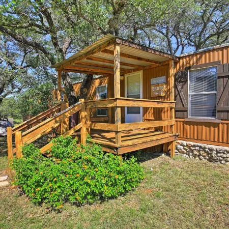 Quiet Utopia Retreat: Deck & Hill Country Views