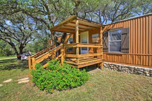 Quiet Utopia Retreat: Deck & Hill Country Views - 3-Star