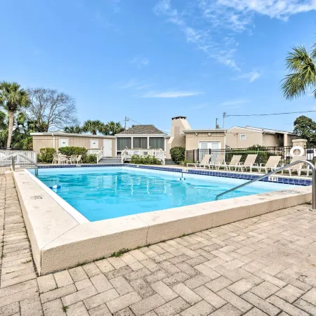 Sunny Destin Condo w/ Pool & Beach Access!