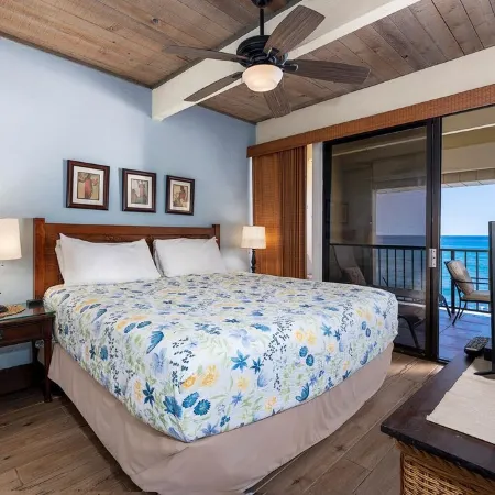 Kona Oceanfront Penthouse Condo: Remodeled, AC, Crashing Waves, Sunsets, Turtles