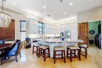 4BR Home Oasis w/ Saltwater Pool, Hot Tub & Sauna - Homestays