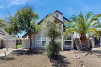 3Br Home w/ Sparkling Pool, Fire Pit - Wifi
