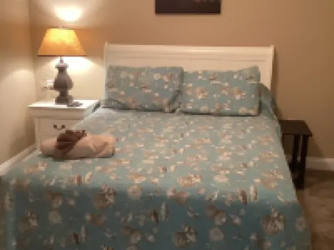 Lakefront Condo #308 2Br/2 BA-Beach/Pool. Rent 2/3rd Free Until April 30th-Ask 杰尼瓦酒店