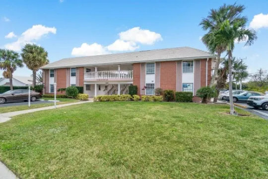 Cozy Coastal Getaway / Short walk to Intracoastal / Pool Access.