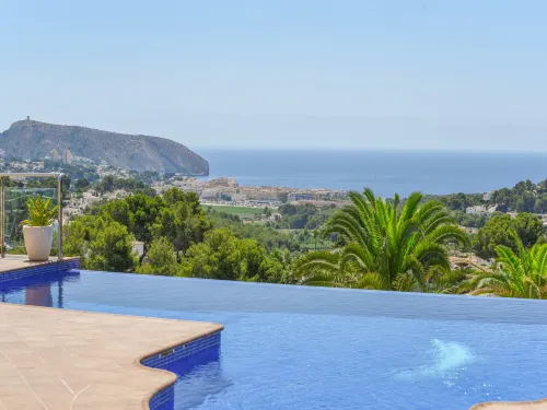 Coastal Villa with Pool - Wifi