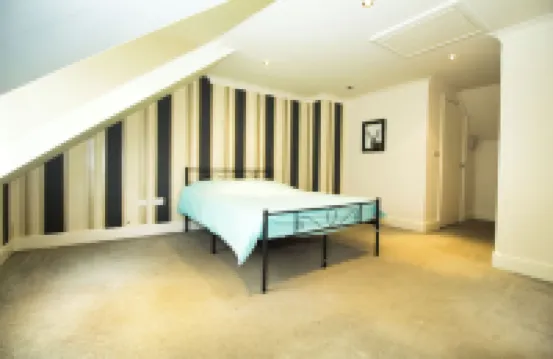 3 Bed Town House - Sleeps 5 - Ensuite - Off Street Parking - Pets Welcome - Wifi