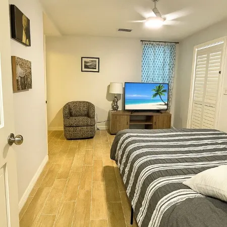 Coastal Bungalow by the Marina Downtown!