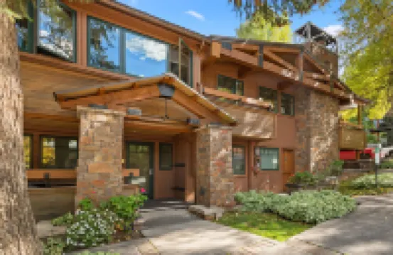 718 S. Mill St. Fasching Haus #4 3 卧室公寓 by RedAwning