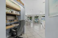 帶泳池、茅草吧和船塢的濱水度假屋