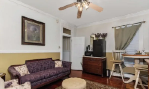 Private 3 room Queen Suite w/Kitchenette