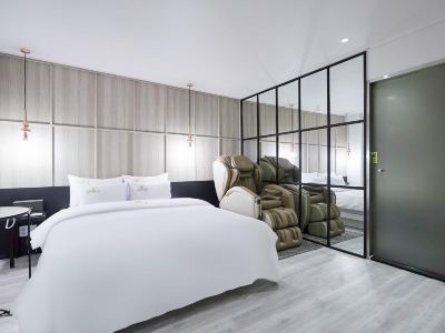 L.Hotel
