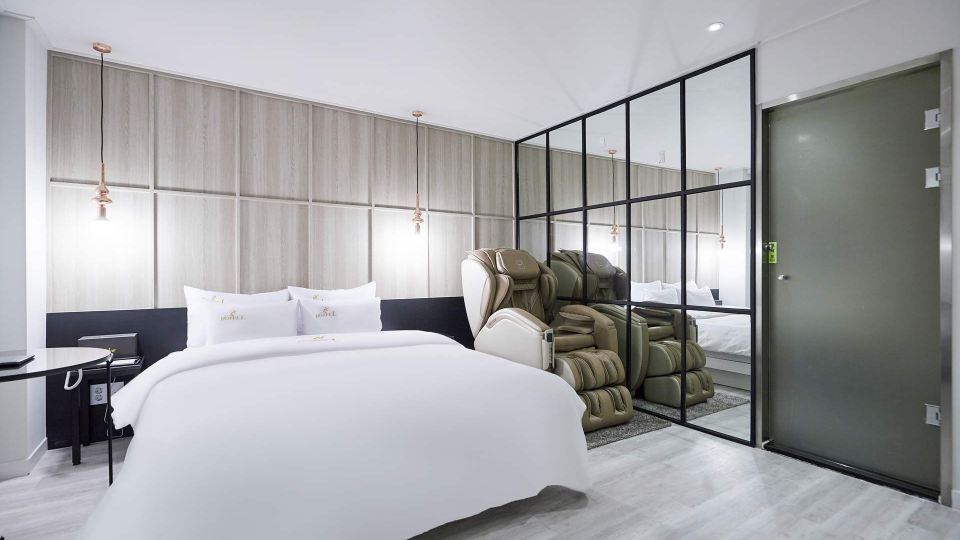 L.Hotel