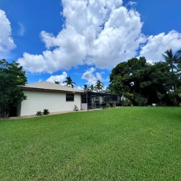 CHARMING! 3-bedroom house with Pool, WiFi, AC in marvelous Fort Myers near beach
