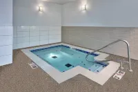 Staybridge Suites LINCOLN NORTHEAST by IHG - Hot Tub