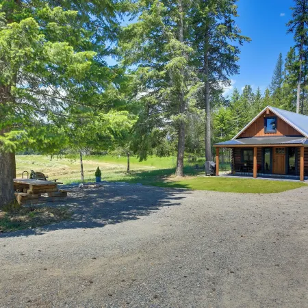 Serene Kootenai Cabin - 3 Mi to Dtwn and River!