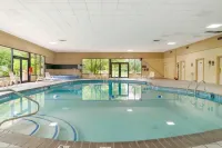 Quality Inn & Suites - Pools