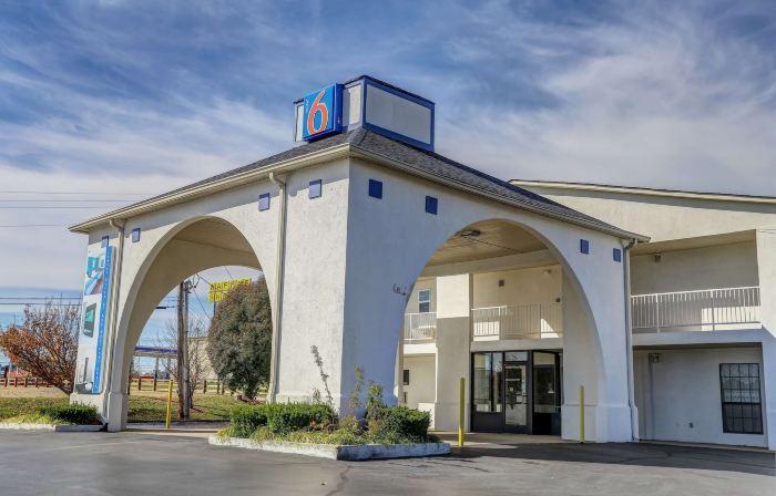 Motel 6 Dickson, TN
