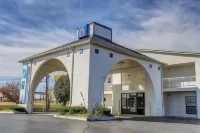 Motel 6 Dickson, TN - Pet friendly