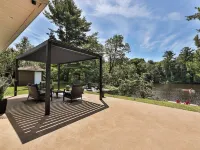 LAKEFRONT CHALET/FAMILY HOME- beautiful water views, hot tub, outdoor activities Hotels in Rawdon